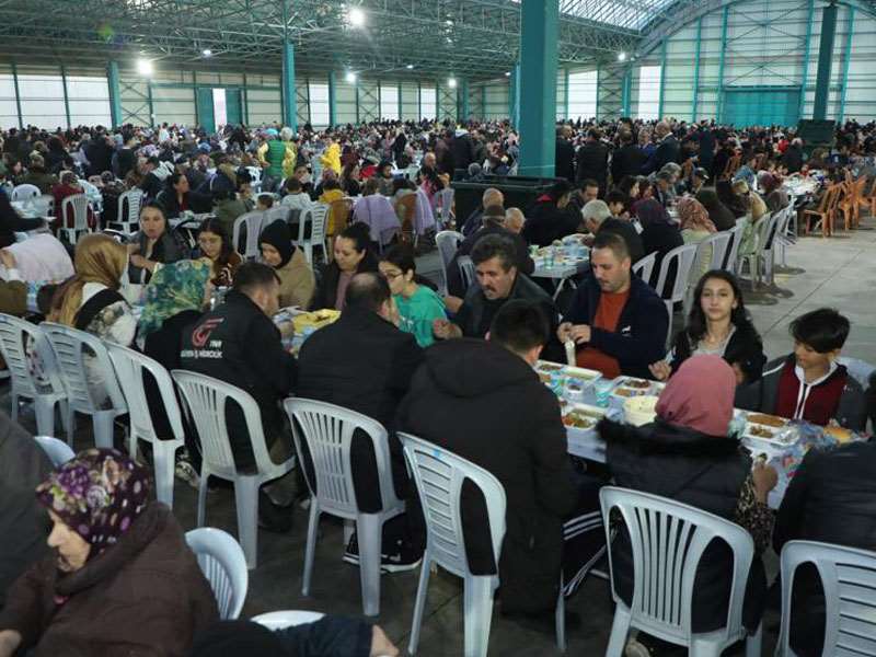 “Odunpazarı’ndan 75. Yıl Mahallesi’nde binlerce kişiyle iftar yemeği’