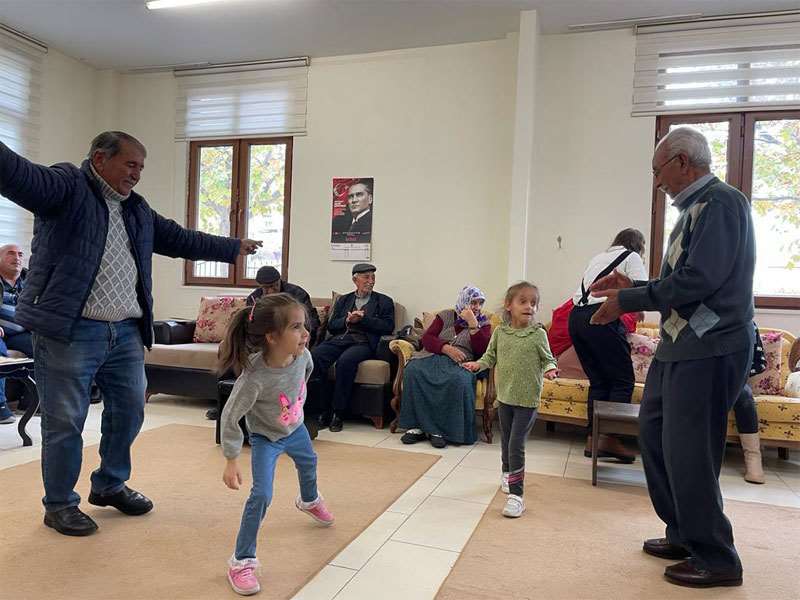 Ahmet Ara Engelsiz Kreşi öğrencilerinden Koca Çınarlara ziyaret 