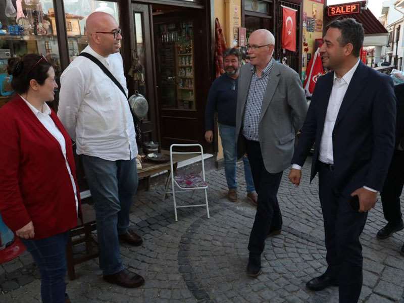 Ali Mahir Başarır ve Başkan Kurt Odunpazarı’nda esnaf ve vatandaşla bir araya geldi