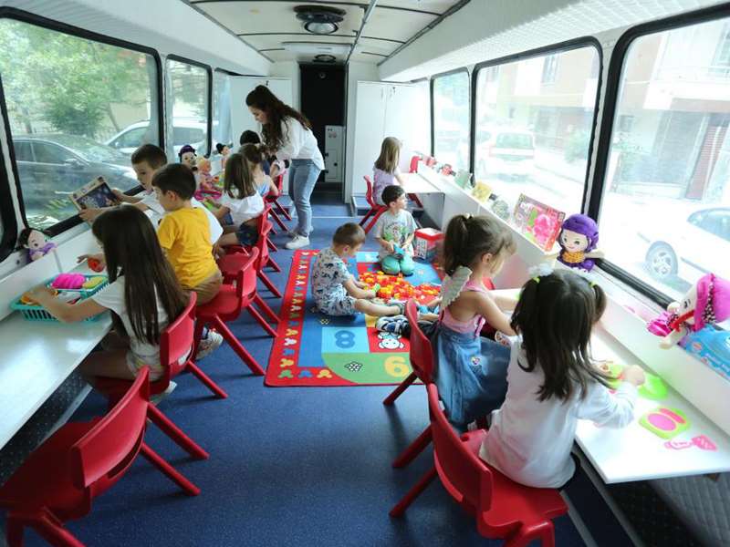 Anne ve babalar pazarda alışverişte çocuklar ise “Gezici Oyun Evi” ile etkinlikte