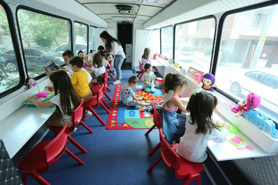 Anne ve babalar pazarda çocuklar ise “Gezici Oyun Evi” ile etkinlikte 