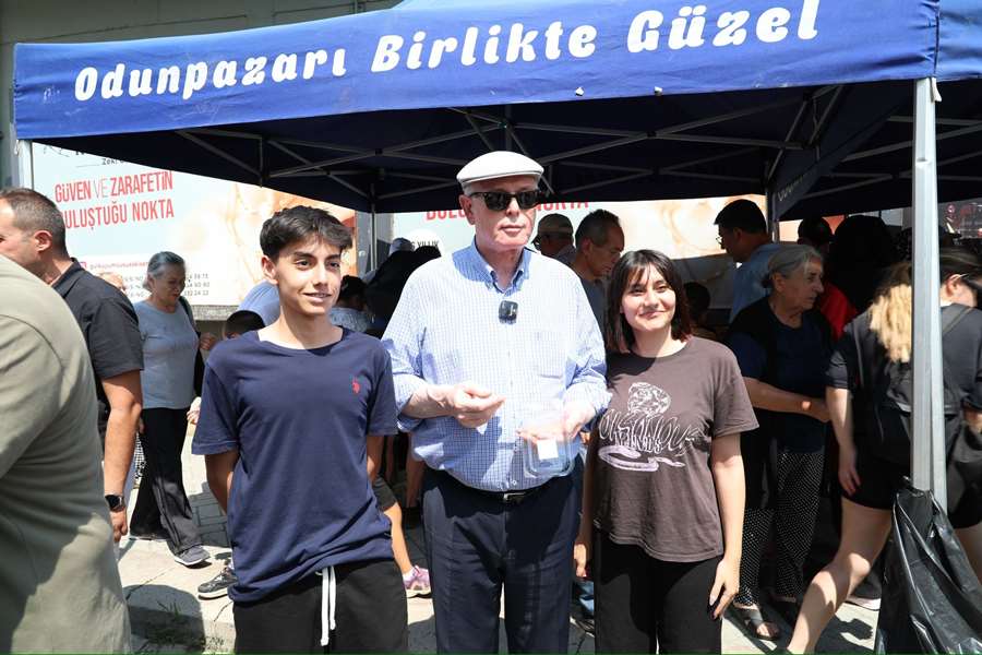 Başkan Kazım Kurt ÇARPA'yı ziyaret etti, vatandaşa aşure ikram etti