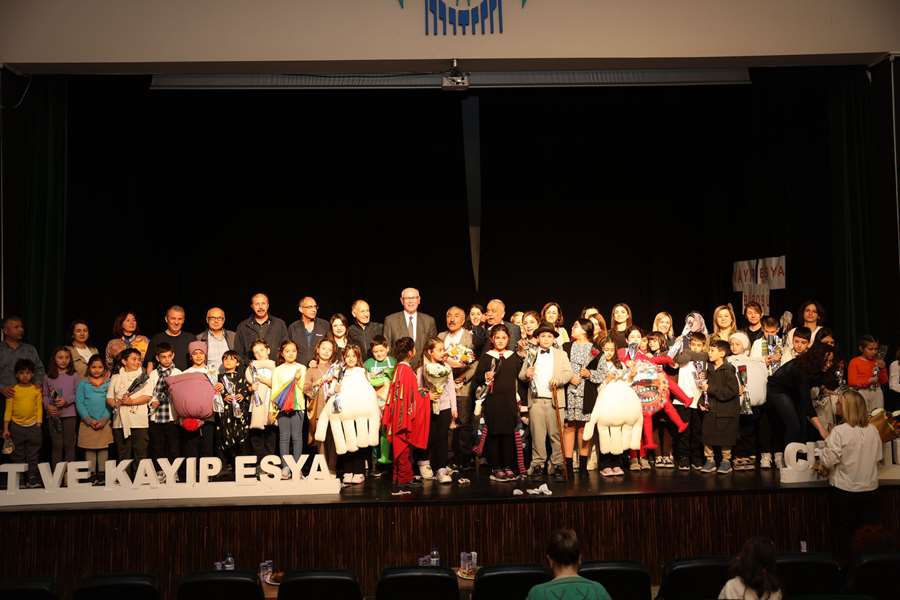 Başkan Kazım Kurt, minik tiyatrocuların heyecanına ortak oldu
