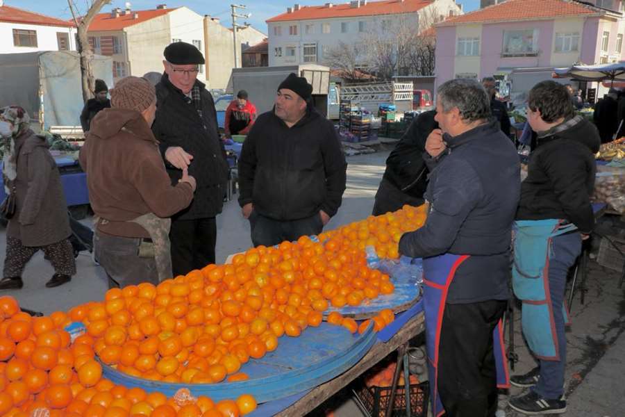 Başkan Kurt 71 Evler Pazarını ziyaret etti