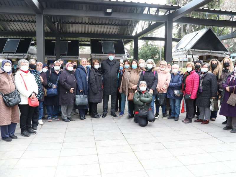 Başkan Kurt Alaaddin Park’ta stant açan kadınları yalnız bırakmadı