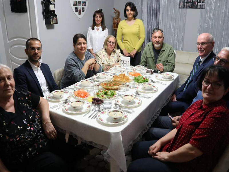 Başkan Kurt iftarda Korur ailesinin misafiri oldu