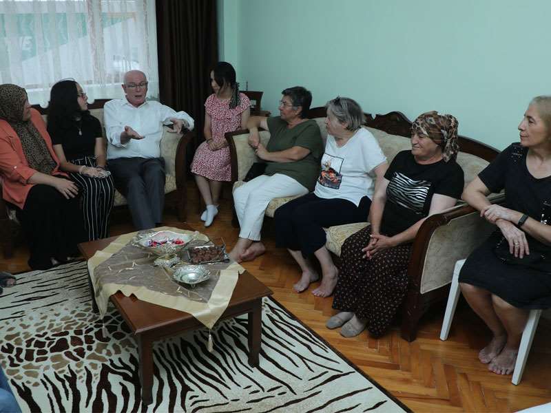 Başkan Kurt Kırmızıtoprak’ta kadınlarla bir araya geldi