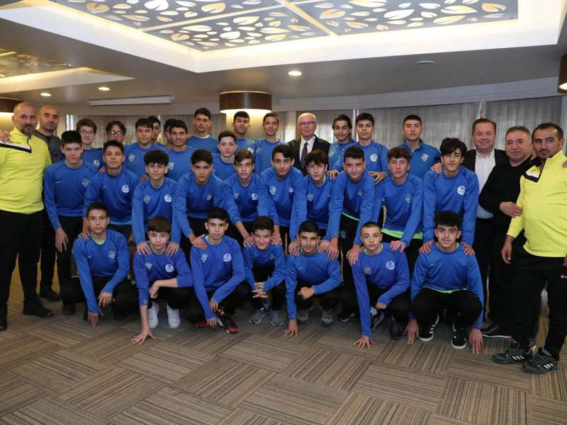 Başkan Kurt maç öncesi genç futbolcular ile buluştu