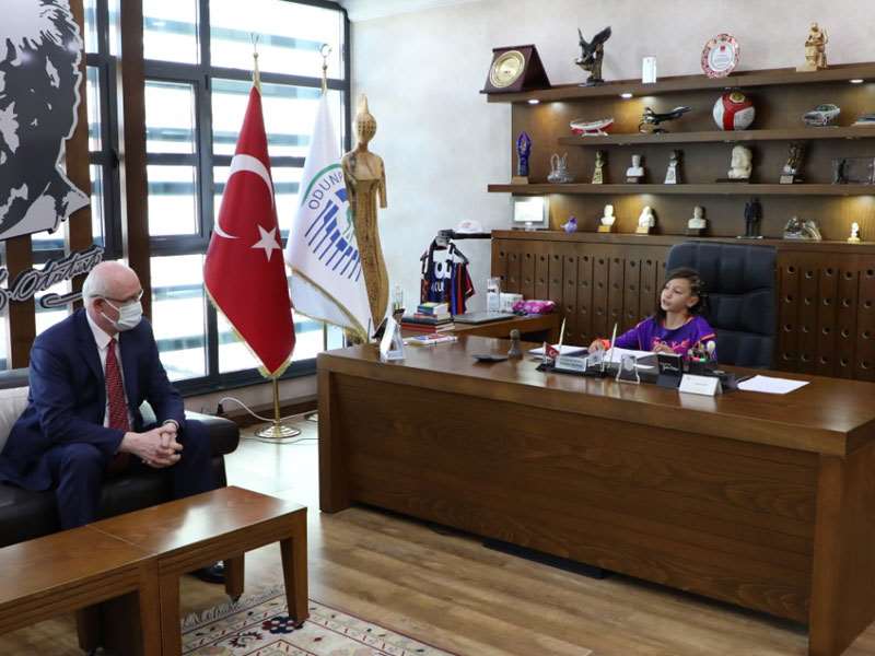 Başkan Kurt, makamı çocuklara emanet etti 