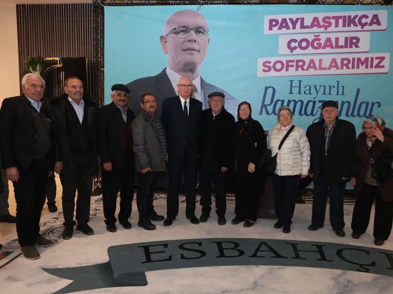 Başkan Kurt, muhtarlar, azalar ve aileleri ile iftarda buluştu