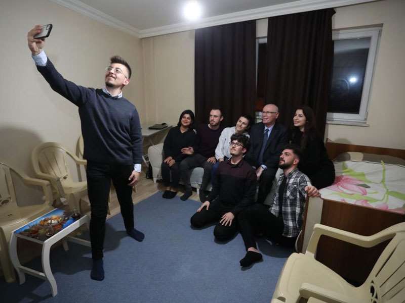 Başkan Kurt öğrenci evine konuk oldu