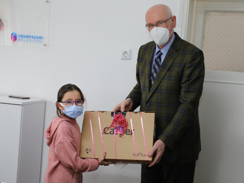 Başkan Kurt’tan Gündoğdu’da en çok kitap okuyana dizüstü bilgisayar