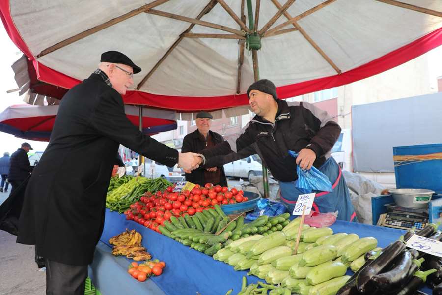 Başkan Kurt’tan Salı Pazarı’na ziyaret