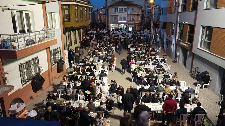 Başkan Kurt ve Ünlüce iftarını Kırmızıtoprak sakinleriyle birlikte yaptı