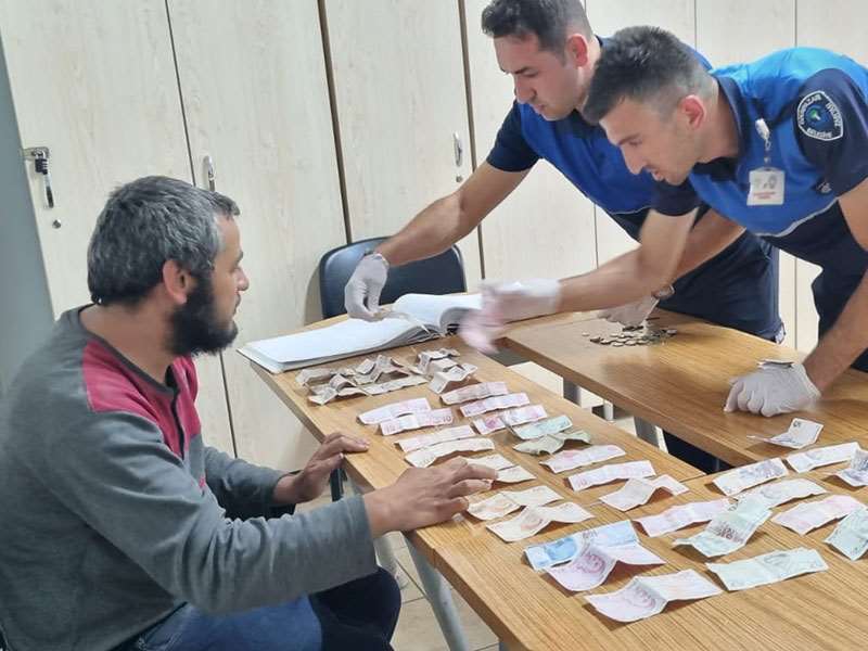 Çifteler'den dilenmek için geldi, zabıta otobüsle geri gönderdi