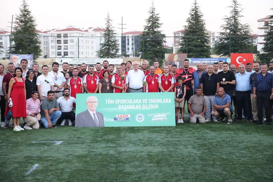 Dostluk kazandı, kupayı Başkan Kazım Kurt verdi