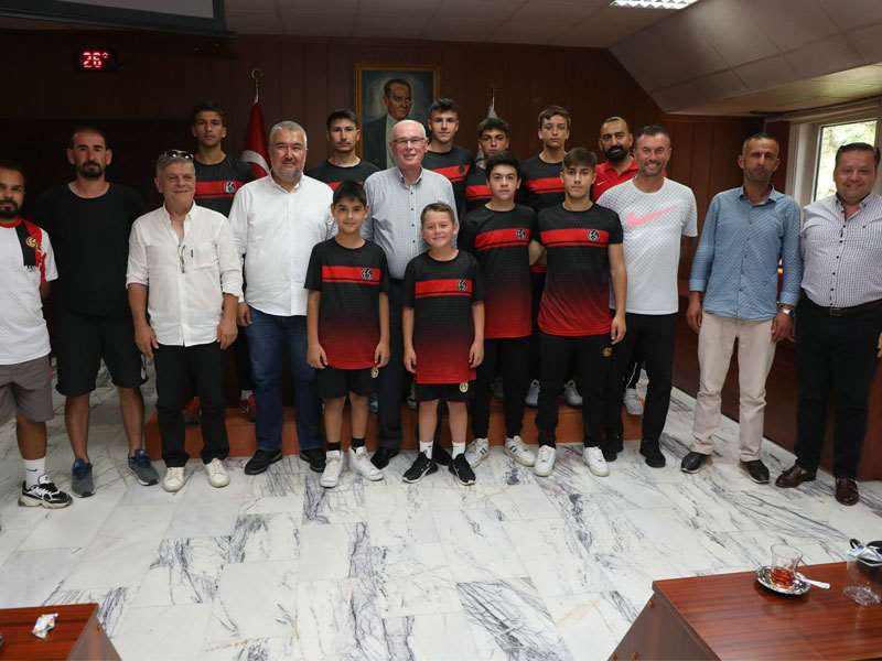 Eskişehirspor altyapısından Başkan Kurt’a teşekkür ziyareti