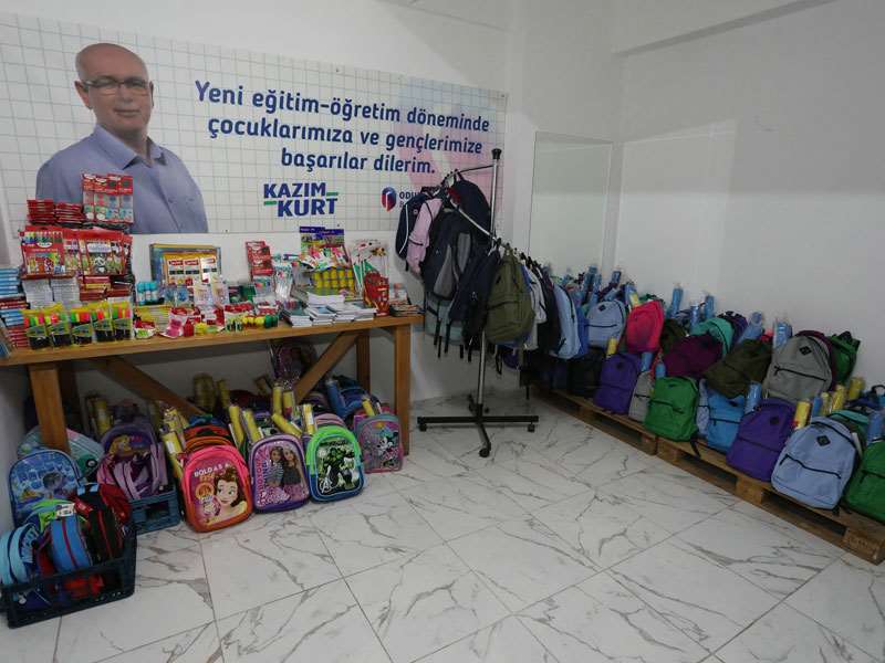 Halk Market yüzlerce çocuğa kırtasiye yardımı yaptı