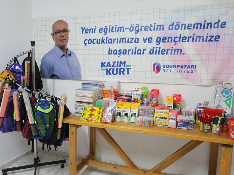 Halk Market yüzlerce çocuğa kırtasiye yardımı yaptı