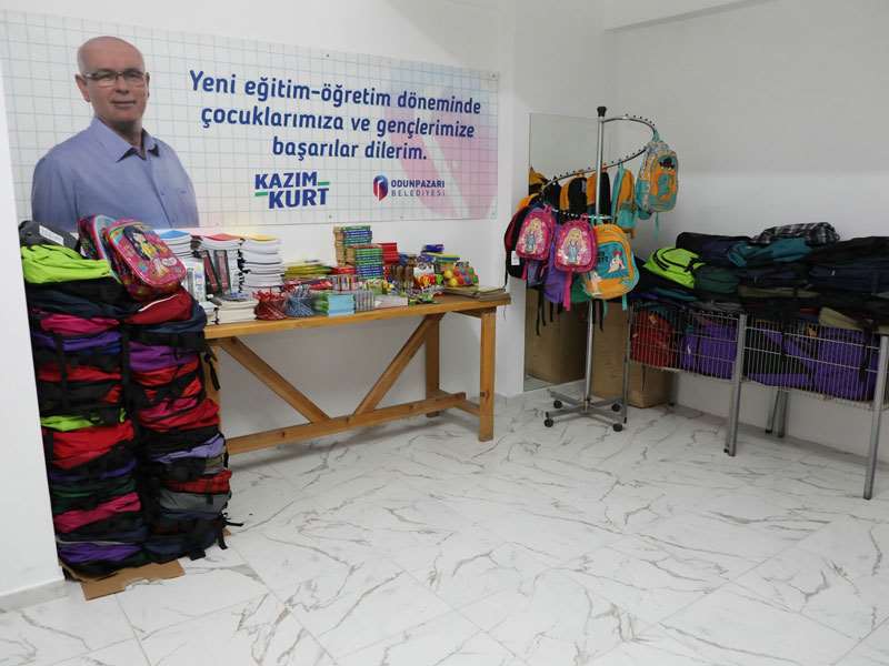 Halk Market yüzlerce çocuğa kırtasiye yardımı yaptı