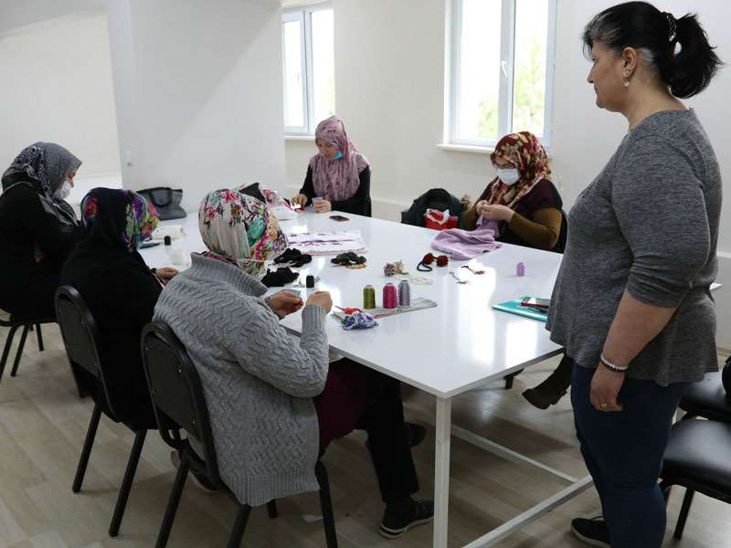 Kadir Akkaş Halk Merkezinde iğne oyası atölyesi
