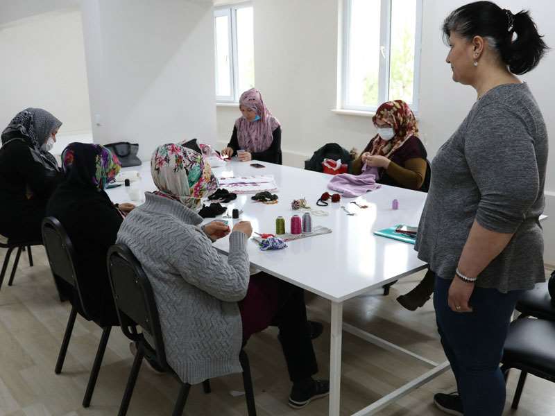 Kadir Akkaş Halk Merkezinde iğne oyası atölyesi 