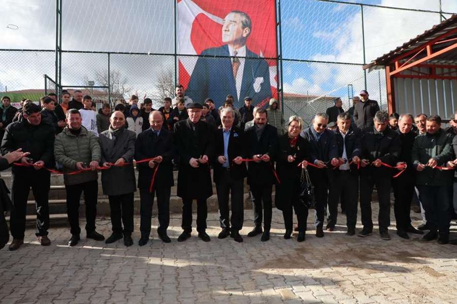 Kazım Kurt Seyitgazi’nin Cevizli Mahallesi’ne halı saha açtı