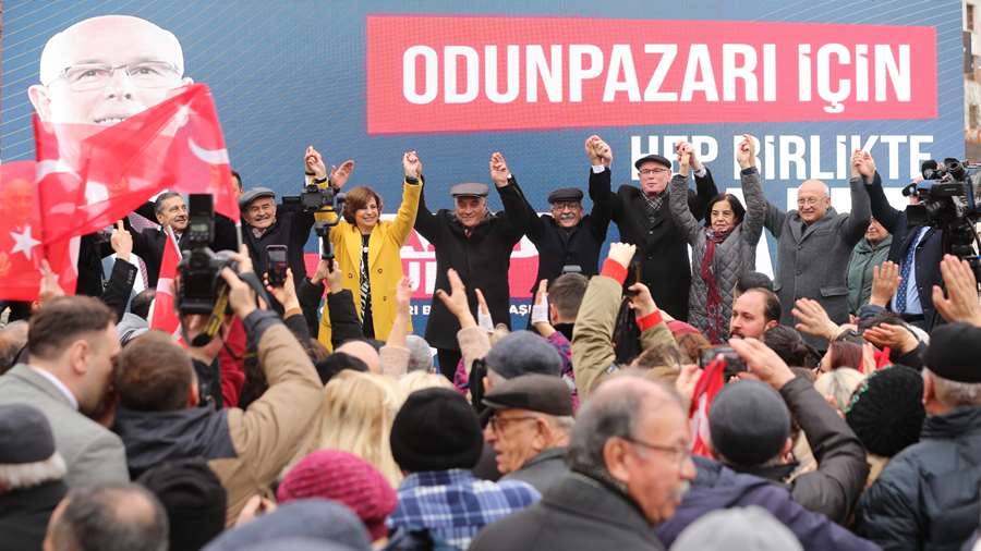 Kazım Kurt’tan miting gibi seçim ofisi açılışı