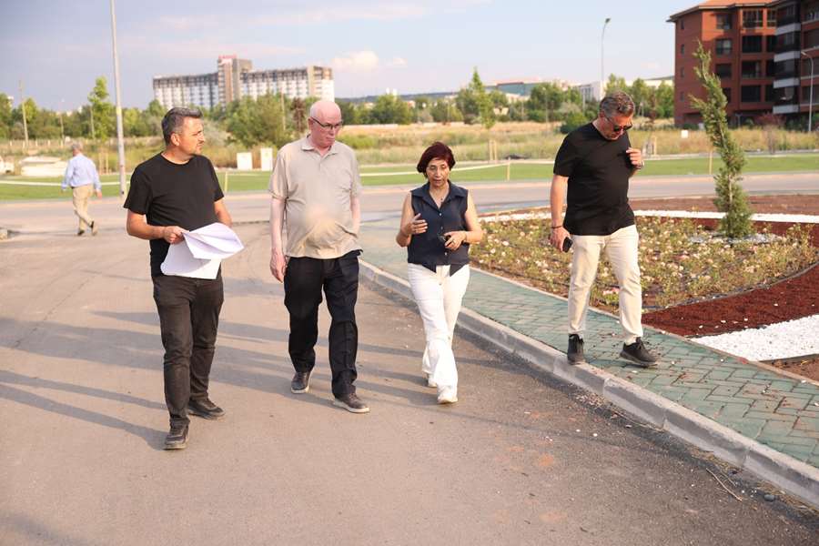 Kızılyer’de park yapımı ve peyzaj çalışmaları sürüyor
