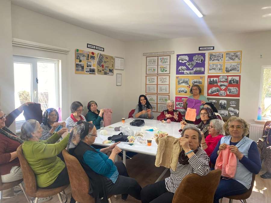 Koca Çınar müdavimlerinden Halk Market’e bayram hediyesi