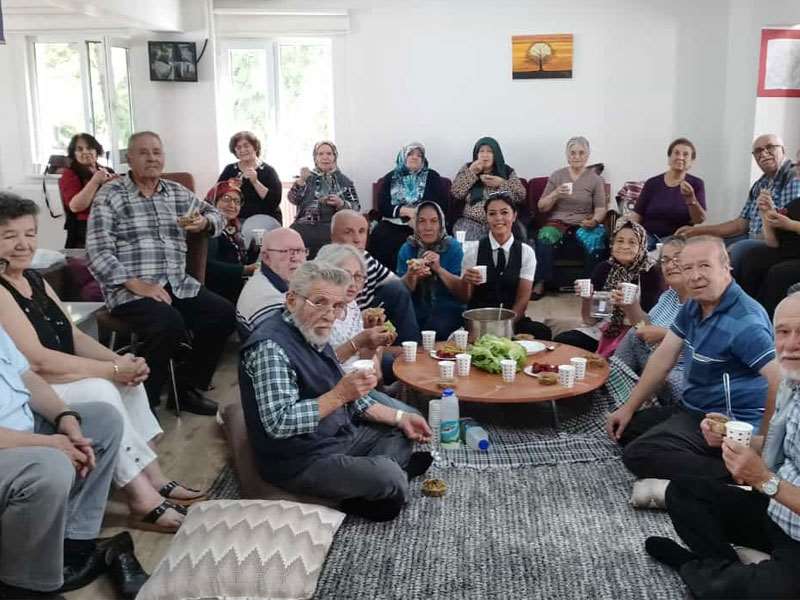 Koca Çınar Yaşam Merkezi müdavimlerinden Başkan Kurt’a teşekkür
