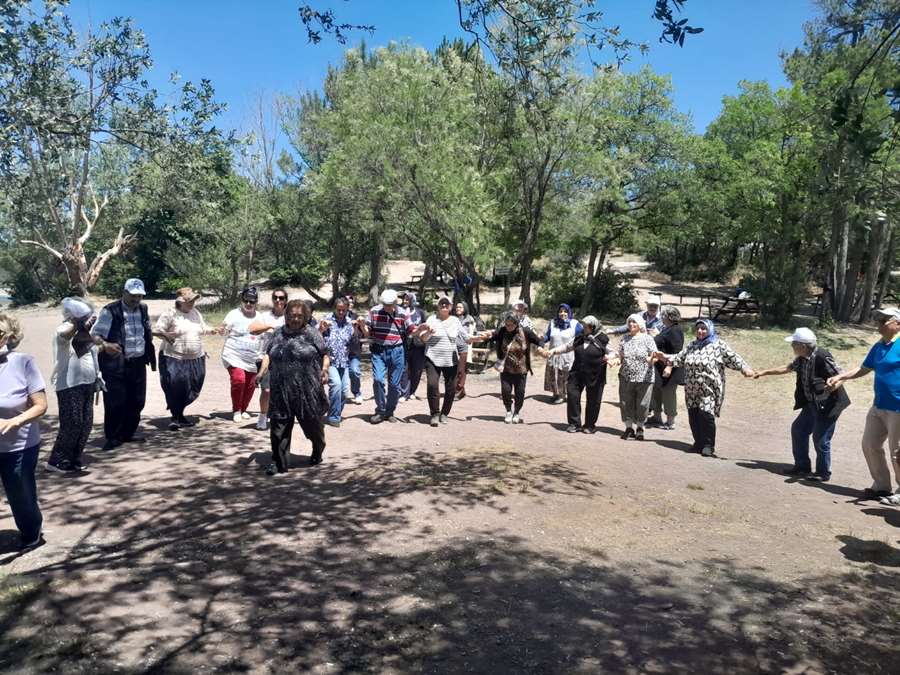 Koca çınarlar piknikte eğlendi