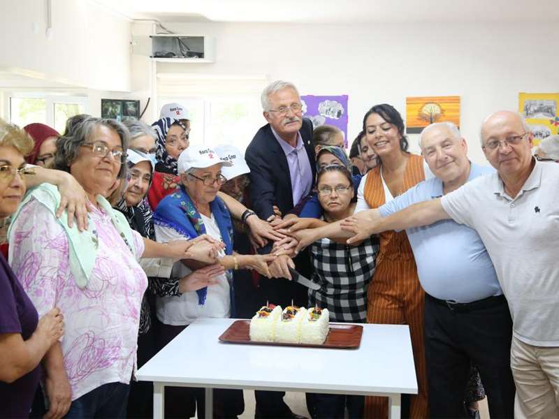 Koca Çınarlar Yaşlılar Gününü kutladı