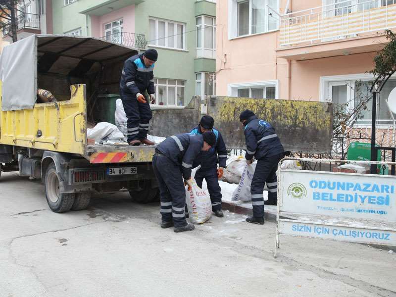 Molozlar toplanıyor