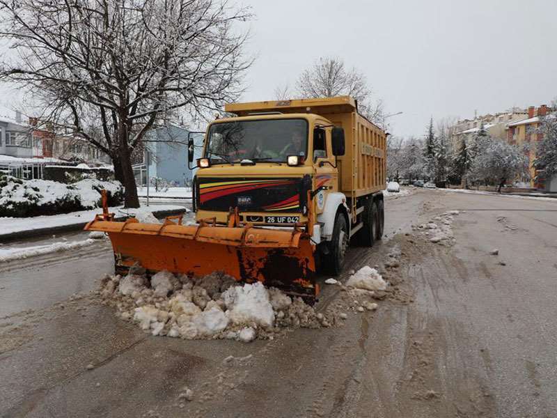 Odunpazarı 24 saat kar ve buzlanmayla mücadele ediyor