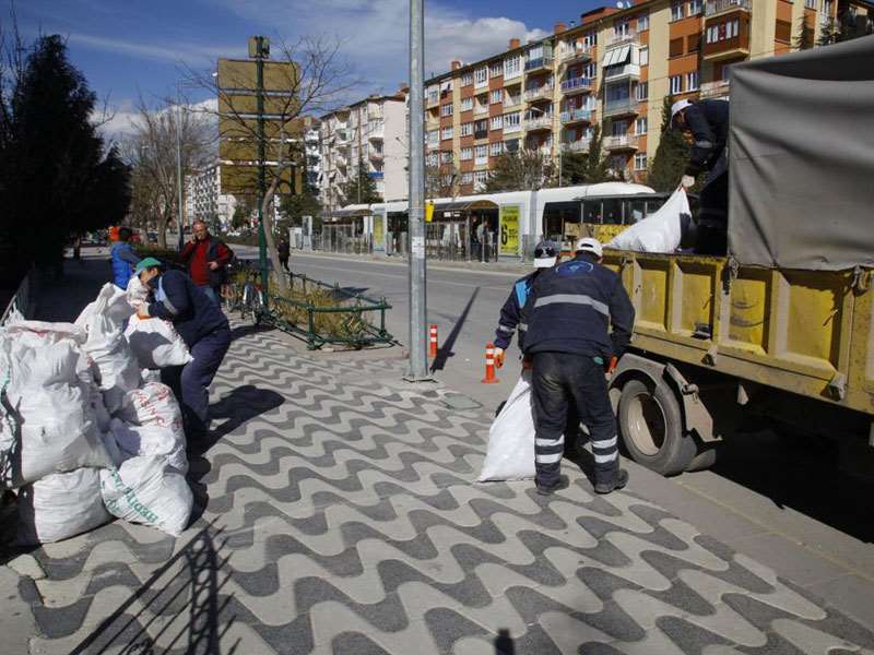 Odunpazarı 5 çuvala kadar molozları ücretsiz topluyor