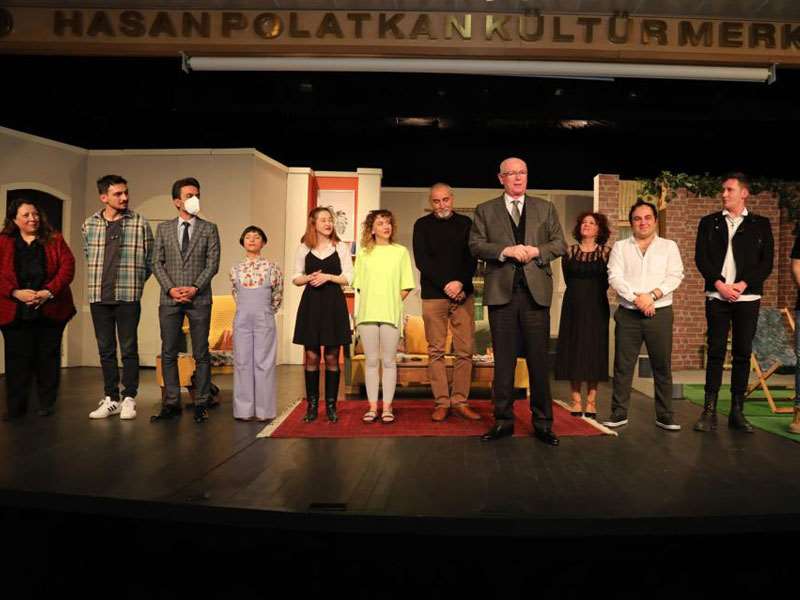Odunpazarı Belediye Tiyatrosu 2 yıl sonra “Aşk Kaşıntısı” ile perde dedi
