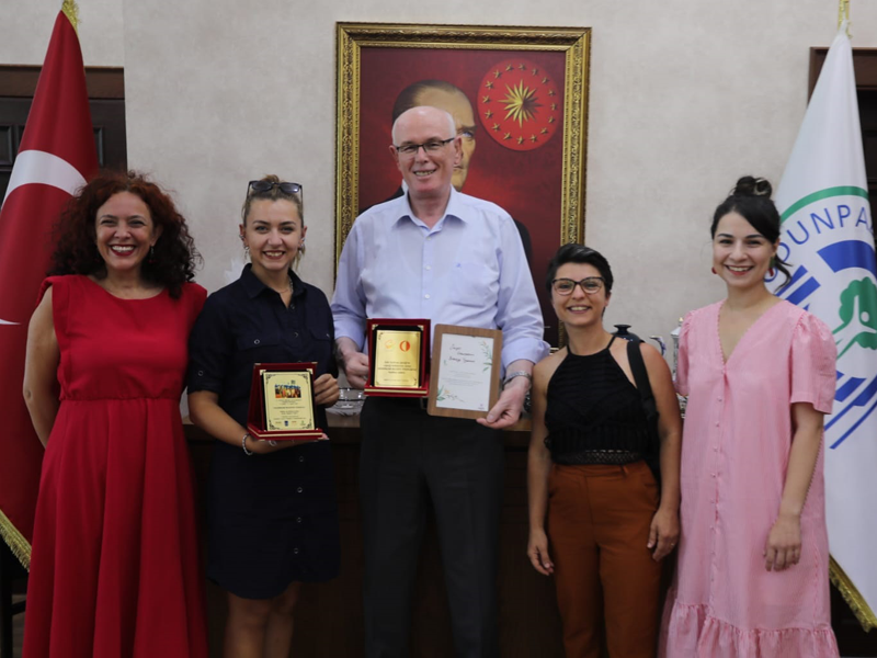 Odunpazari Belediye Tiyatrosu’ndan Başkan Kazım Kurt’a ödüllü ziyaret