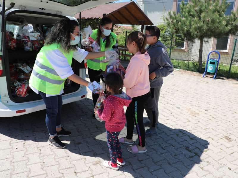 Odunpazarı Belediyesi bu bayramda şeker ve çikolataları çocukların kapısına götürdü