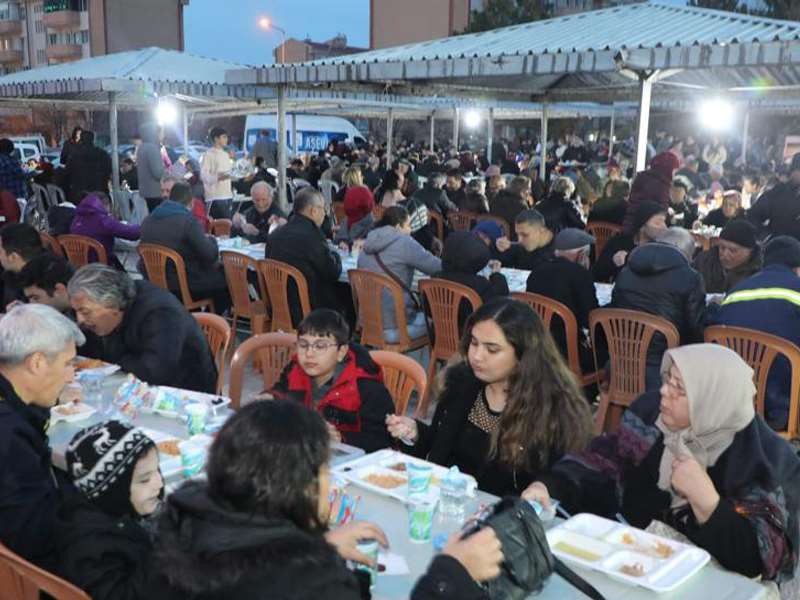 Odunpazarı Belediyesi iftar sofrası Çankaya Mahallesinde