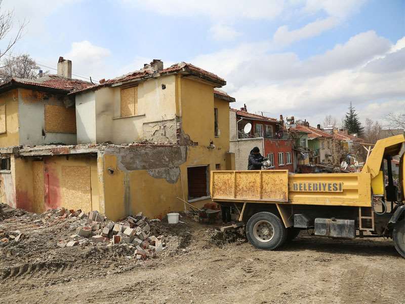 Odunpazarı Belediyesi metruk binalarda çalışmalarına devam ediyor