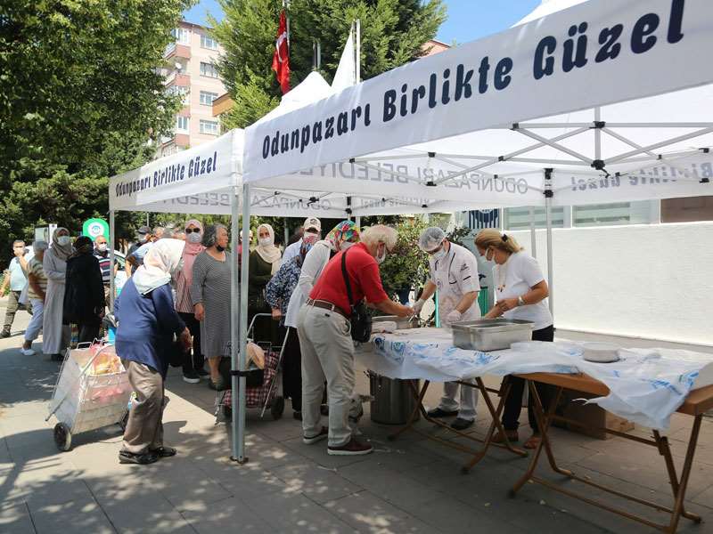 Odunpazarı Belediyesi’nden mahallelerde aşure ikramı