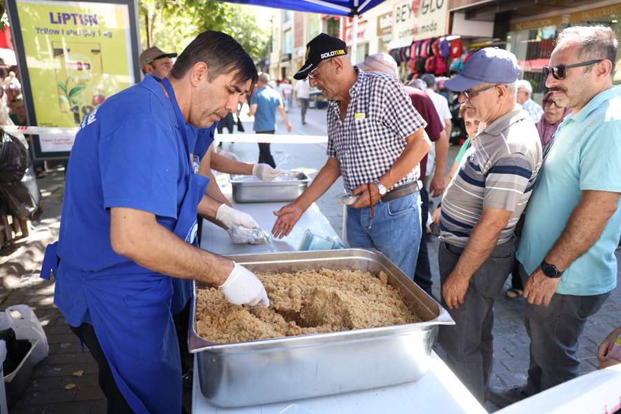 Odunpazarı Belediyesi’nden Mevlid Kandili’nde helva ikramıOdunpazarı Belediyesi’nden Mevlid Kandili’nde helva ikramı