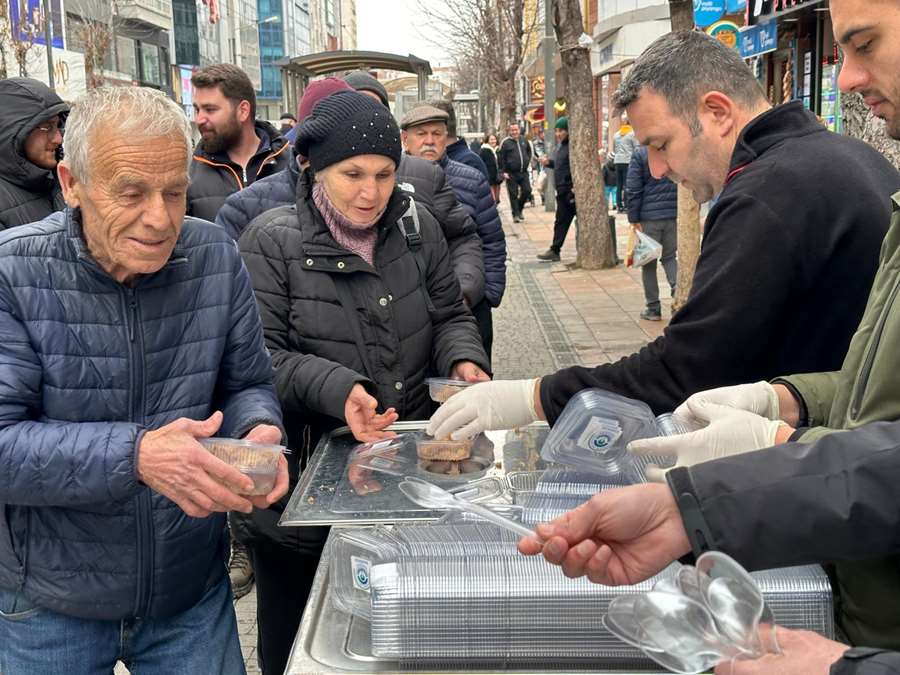 Odunpazarı Belediyesi’nden Miraç Kandilinde helva ikramı
