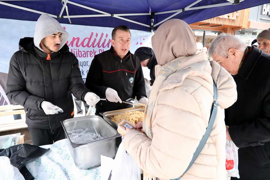 Odunpazarı Belediyesi’nden Berat Kandili’nde helva ikramı
