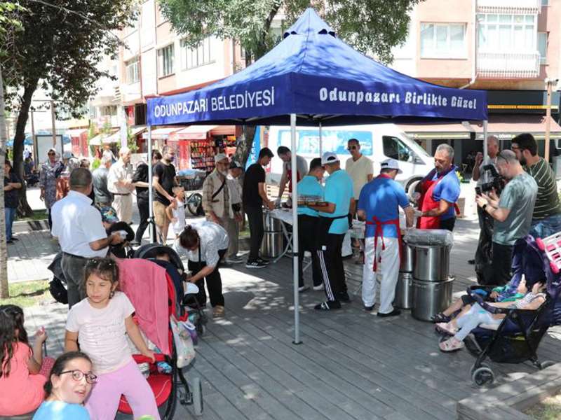 Odunpazarı Belediyesi’nden vatandaşlara aşure ikramı