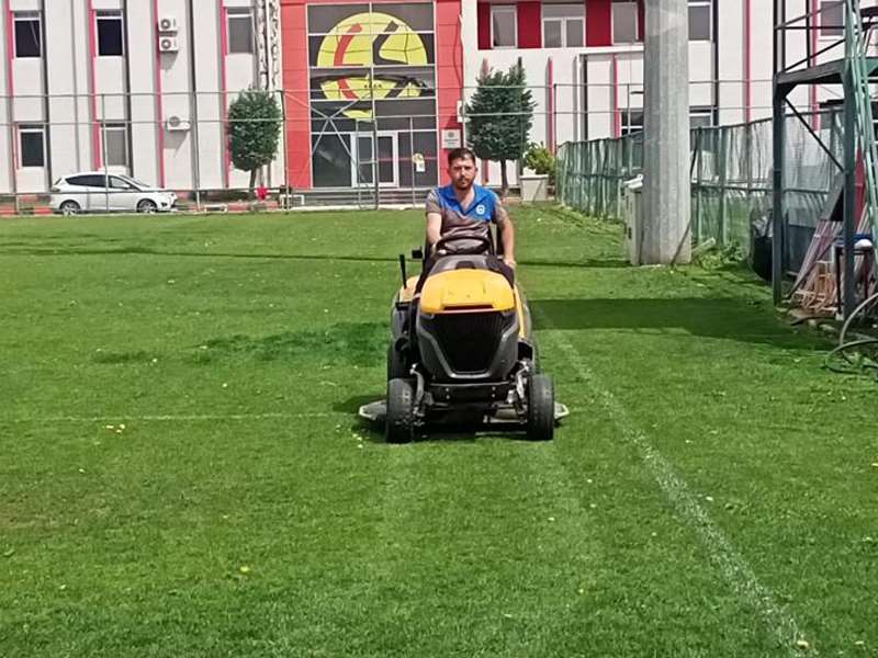 Odunpazarı Belediyesi tarafından Eskişehirspor tesislerindeki sahanın çimleri biçildi