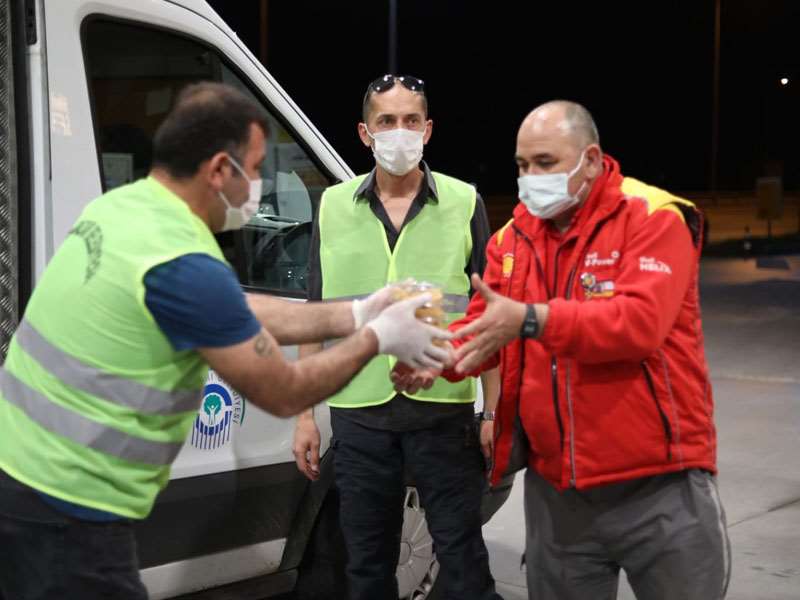 Odunpazarı’ndan gece mesaisinde olan emekçilere tatlı sürprizi