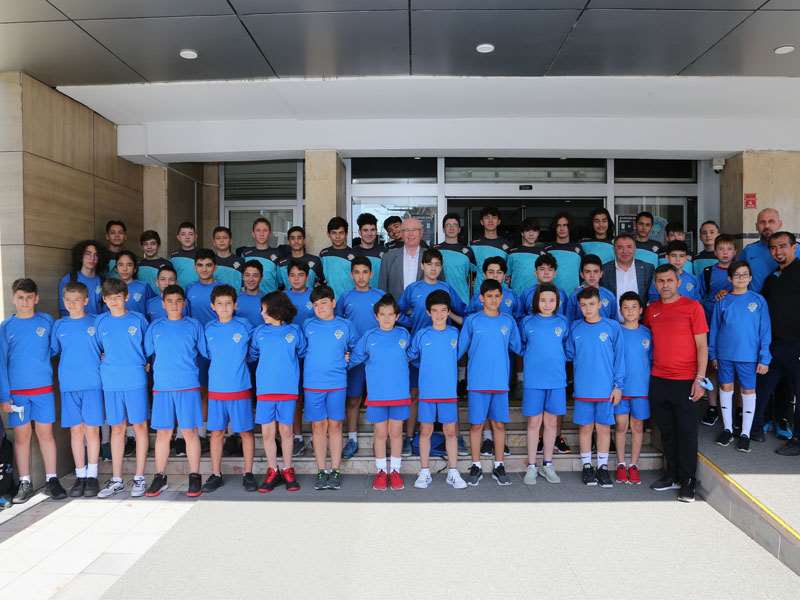 Odunpazarıspor alt yapı sporcuları Kartepe’ye gitmeden önce Başkan Kurt ile buluştu