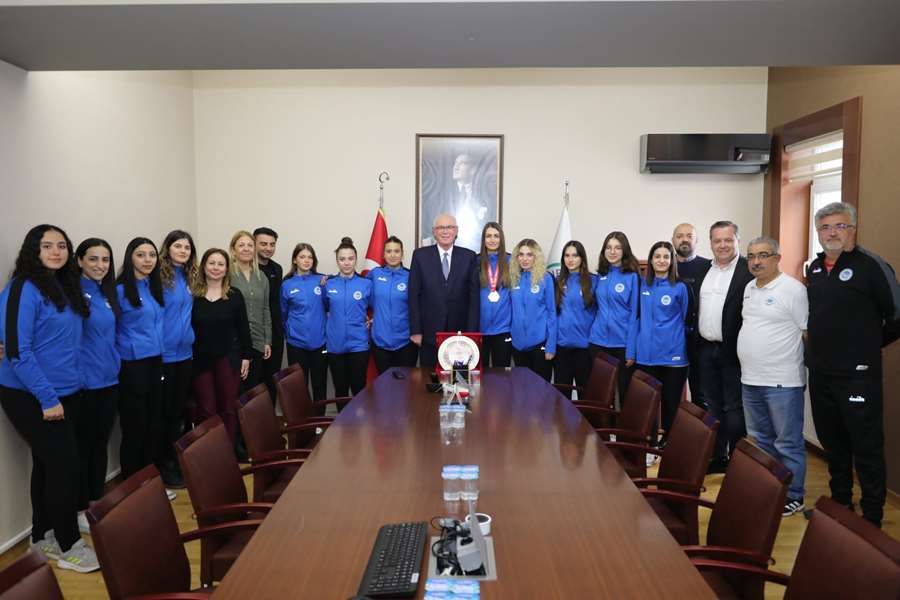 Şampiyonlardan Başkan Kurt’a ziyaret